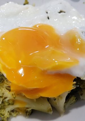 Una foto de Brócoli con huevo