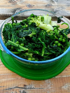 Una foto de Hervido de espinacas, brócoli, kale y guisantes