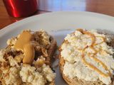 Tostadas de banana y ricotta con manteca de maní