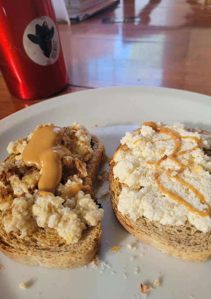Una foto de Tostadas de banana y ricotta con manteca de maní
