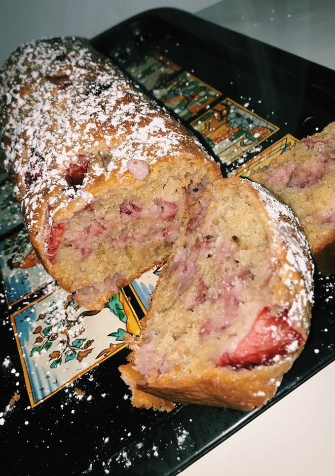 Una foto de Bizcocho de fresas y coco 🍓