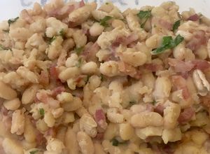 Una foto de Monchetas (Mongetes) salteadas con bacon