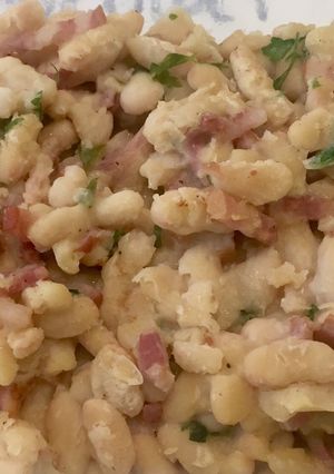Una foto de Monchetas (Mongetes) salteadas con bacon