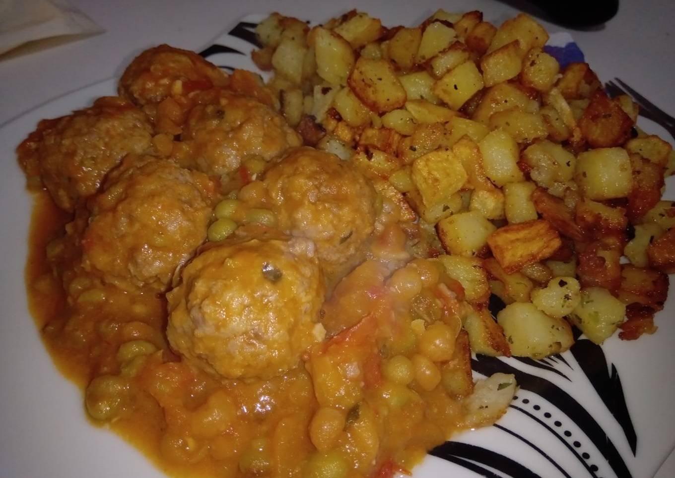 Albóndigas en salsa con papas