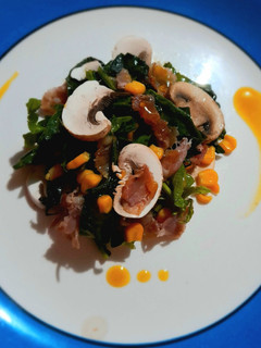 Una foto de Ensalada de espinacas con tocino