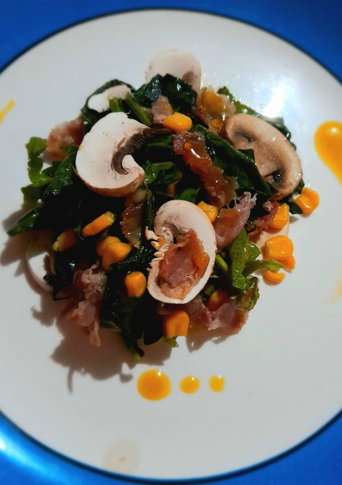Una foto de Ensalada de espinacas con tocino