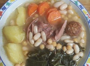 Una foto de Caldo gallego con codillo