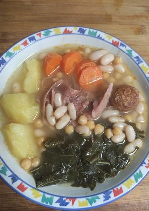 Una foto de Caldo gallego con codillo