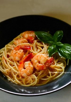 A picture of Spicy Garlic Shrimp Linguine.