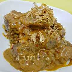 A picture of Rendang sapi.