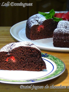 Una foto de Pastel jugoso de chocolate con frambuesas