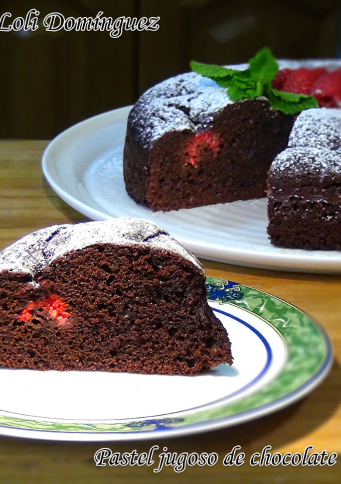 Una foto de Pastel jugoso de chocolate con frambuesas