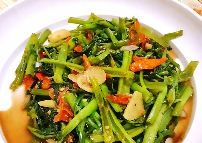 Bagaimana Menyiapkan Cah Kangkung terasi extra pedas, Enak Banget