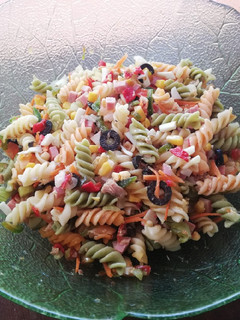 Una foto de Ensalada de pasta multicolor 🎨