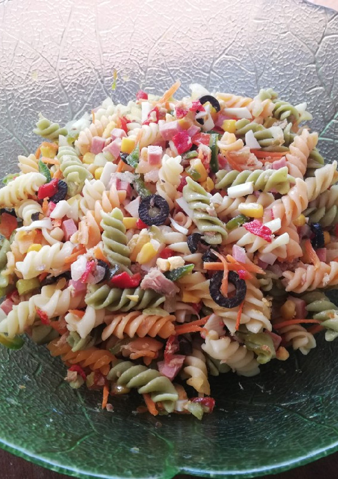 Una foto de Ensalada de pasta multicolor 🎨