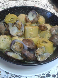 Una foto de Alchachofas con almejas