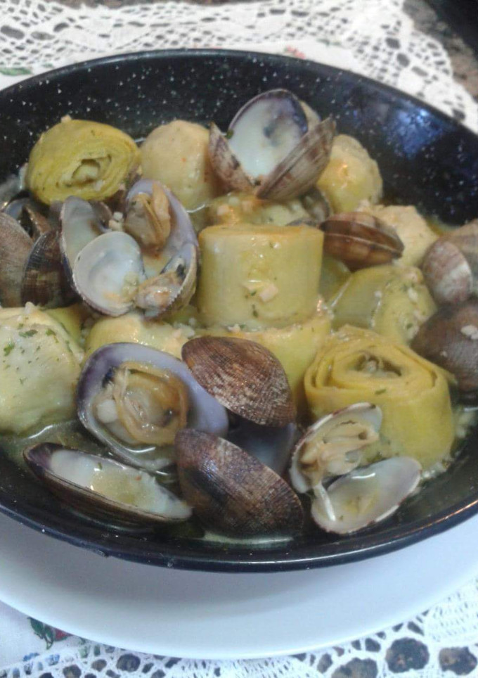 Una foto de Alchachofas con almejas