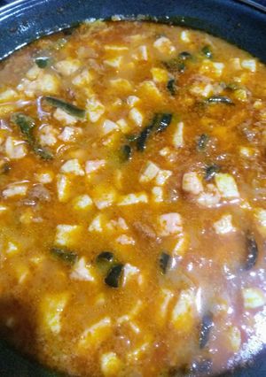 Una foto de Chile poblano con queso y chorizo en salsa 🧀🌶️🍅