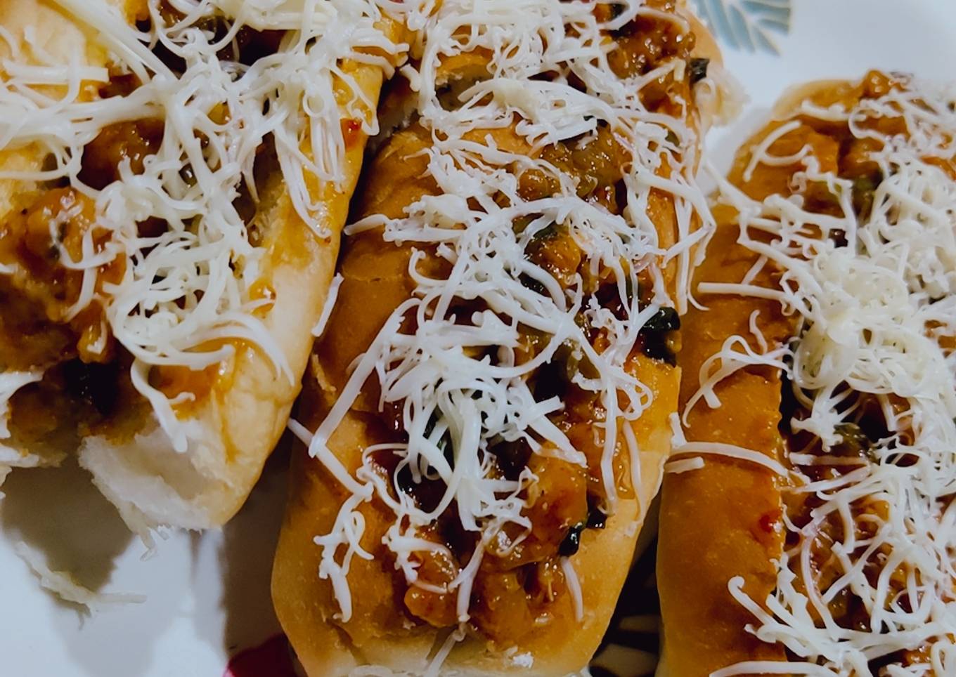 Chicken Schezwan Hot Dog/Rolls