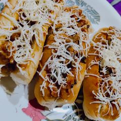 A picture of Chicken Schezwan Hot Dog/Rolls.