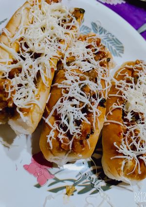 A picture of Chicken Schezwan Hot Dog/Rolls.