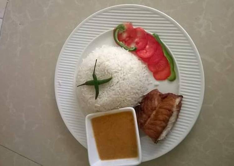 White rice, fish fillet and coconut gravy