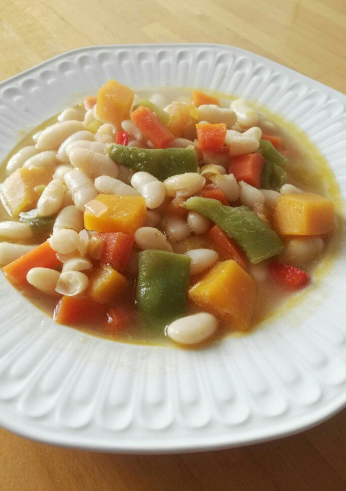 Una foto de Alubias blancas con verduras