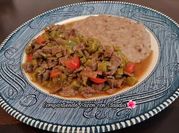 Una foto de nopales con carne y chile