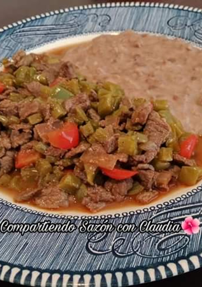 Una foto de Bistec con nopales en paprika🌹