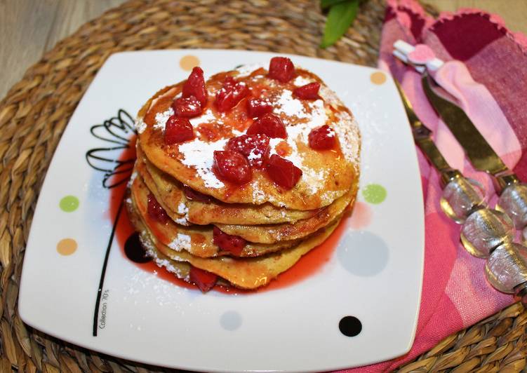 Pancake de harina de garbanzos y plátano con fresas maceradas