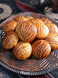 صورة لوصفة حلوة جافة بالعسل والسمسم (جلجلان)