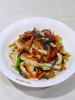 Foto resep Tumis daging ayam wortel dan jamur kuping