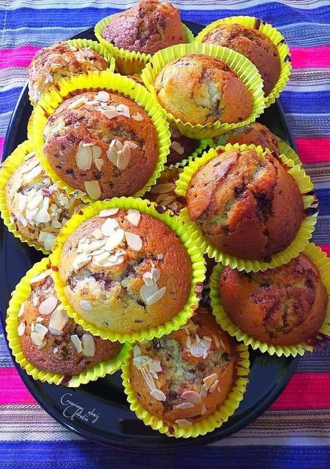 Una foto de Muffins de yogurt de vainilla con chocolate y lamina de almendras