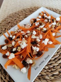 Una foto de Ensalada de zanahoria y queso de cabra