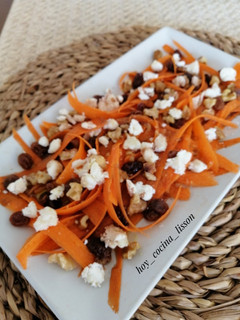 Una foto de Ensalada de zanahoria y queso de cabra