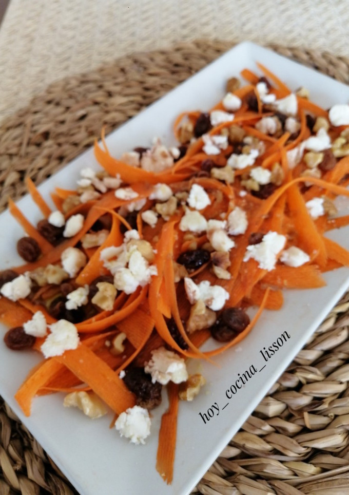 Una foto de Ensalada de zanahoria y queso de cabra