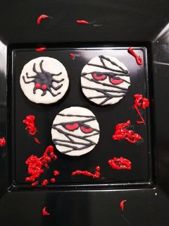 Una foto de Galletitas Halloween: momias y arañas glaseadas 🕷️🕸️👀