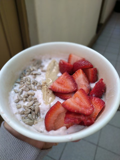 Una foto de Porridge de avena y frutillas 🍓😍