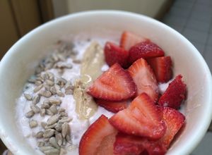 Una foto de Porridge de avena y frutillas 🍓😍