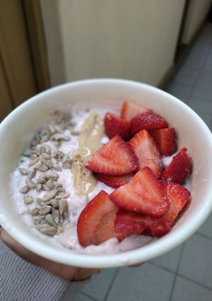 Una foto de Porridge de avena y frutillas 🍓😍