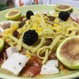 Tallarines con pollo, tomate, atún, mango e higos