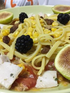Una foto de Tallarines con pollo, tomate, atún, mango e higos