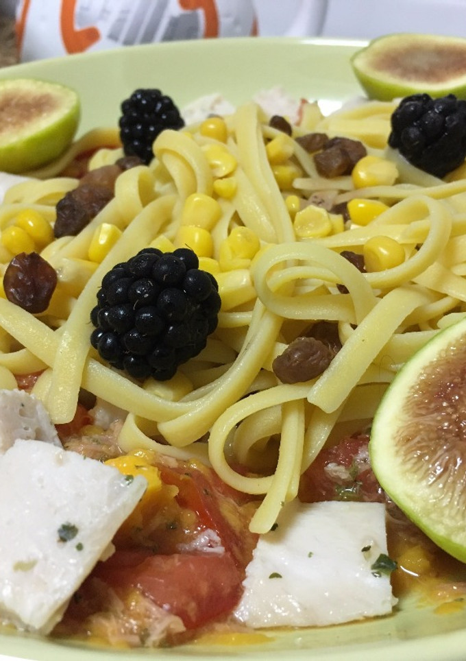 Una foto de Tallarines con pollo, tomate, atún, mango e higos