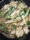Espaguetis con brócoli y pollo