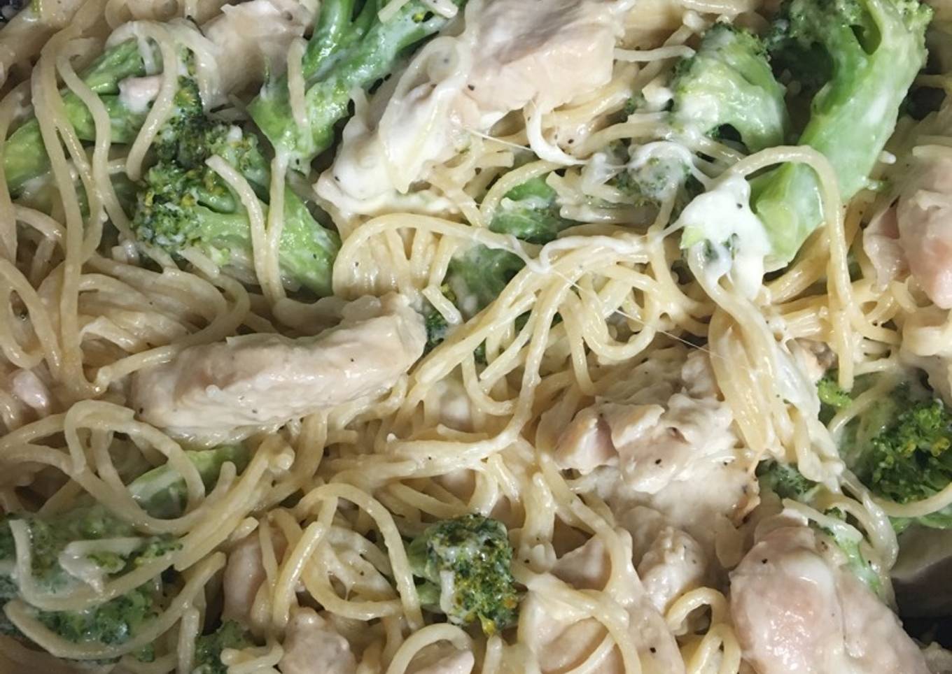 Espaguetis con brócoli y pollo