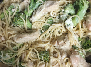 Una foto de Espaguetis con brócoli y pollo
