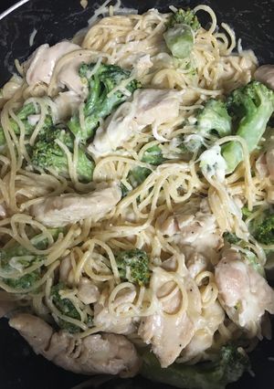 Una foto de Espaguetis con brócoli y pollo