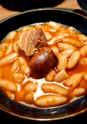 Una foto de Fabada Asturiana en olla de cocción lenta