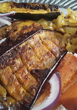 Una foto de Asado vegetariano...🤔😜😛🍆🥒🥕🌰🌶🍯
