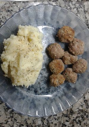 Una foto de Albóndigas con puré